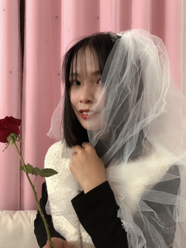 持紫菜包饭的女孩的第一张照片--贵港交友中心